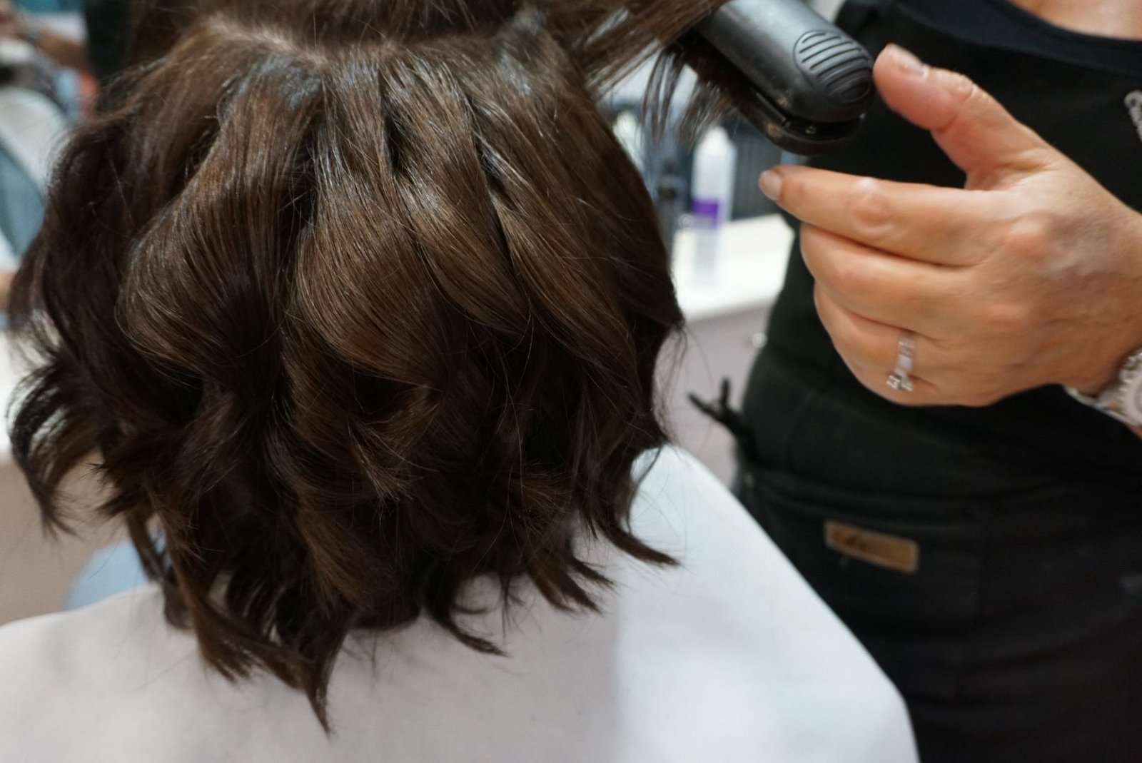 Estilista de Cristina Peluquería trabajando el cabello en Gandia