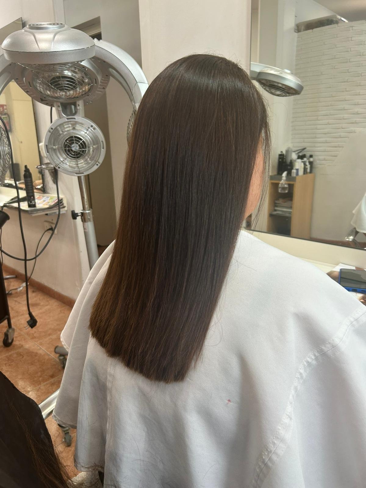 Cabello liso y brillante después de un tratamiento de peluquería